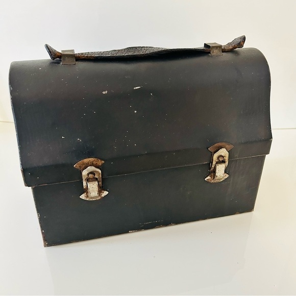 Vintage Industrial rusted lunch box, Miners Lunch Box, Industrial decor - Picture 7 of 12